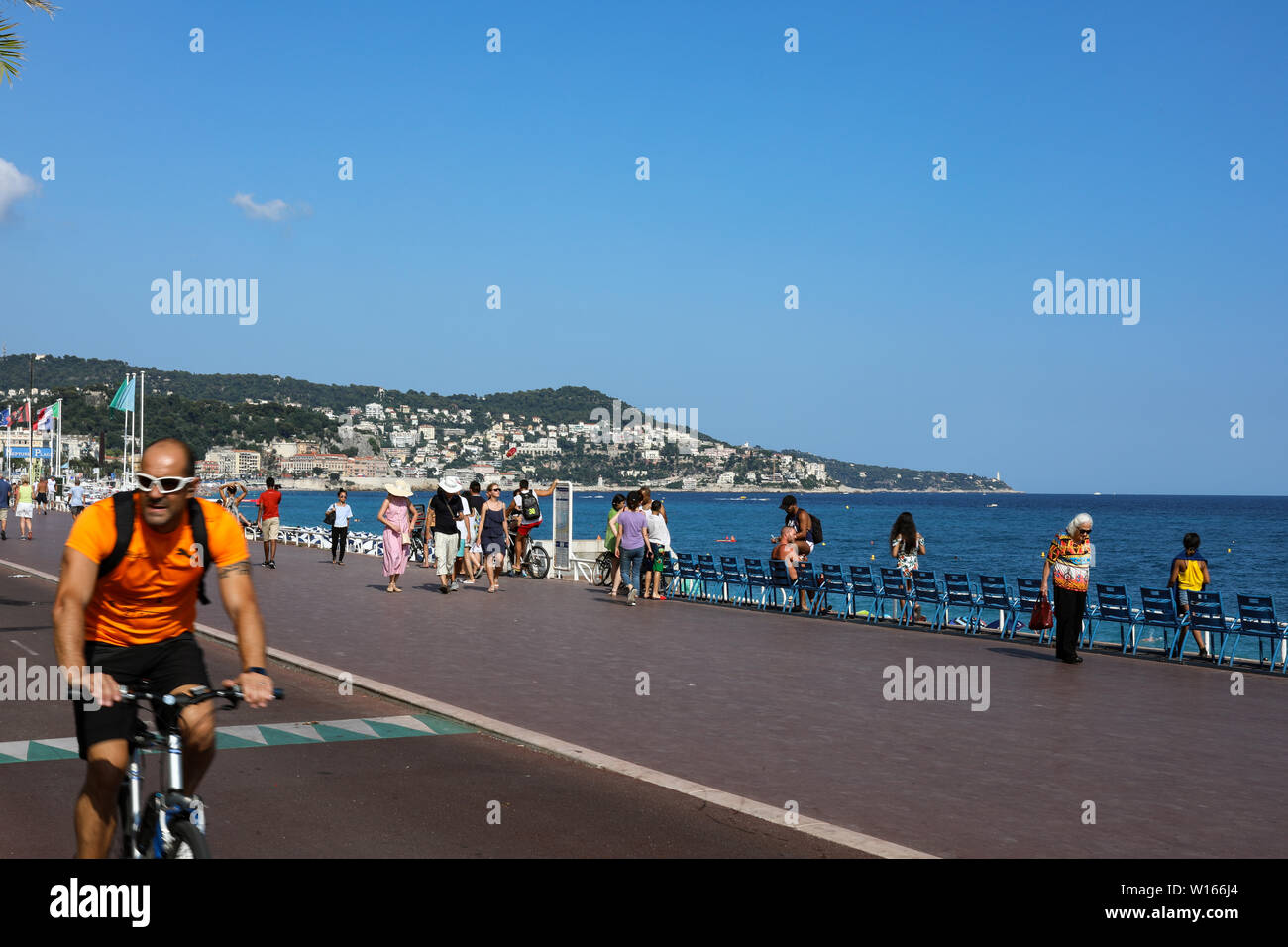 Les gens se promener à pied et à vélo sur la Promenade des Anglais à Nice, France Banque D'Images