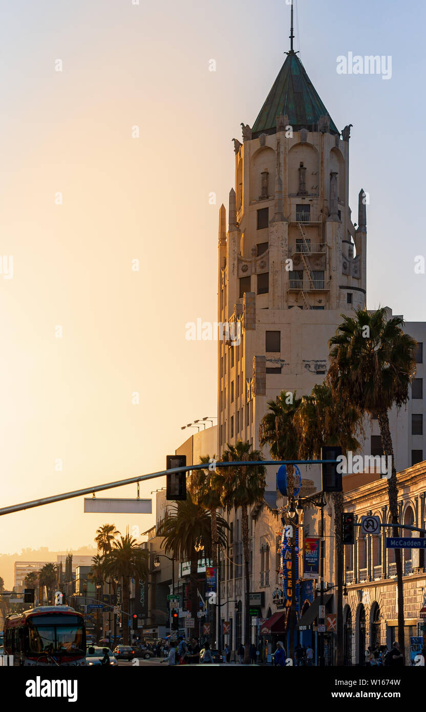 LA, USA - 30 octobre 2018 : le premier édifice National Hollywood au coucher du soleil Banque D'Images
