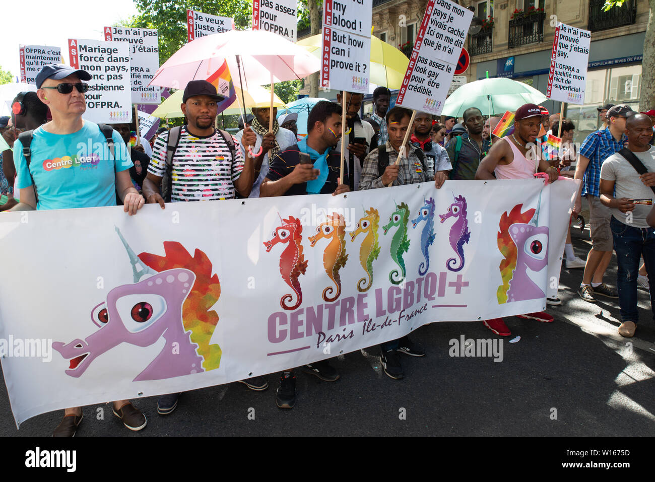 Gay-migrants de l'Afrique et l'Asie à la Gay Pride 2019 de Paris Banque D'Images