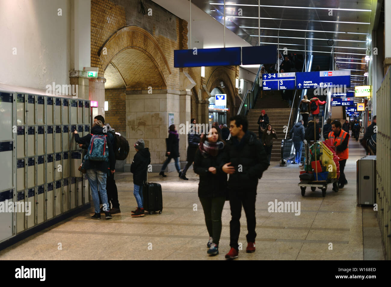 Berlin, Allemagne - Décembre 05, 2017 : les voyageurs et passants à la consigne de la gare Alexanderplatz sur Décembre 05, 2017 à Berlin. Banque D'Images