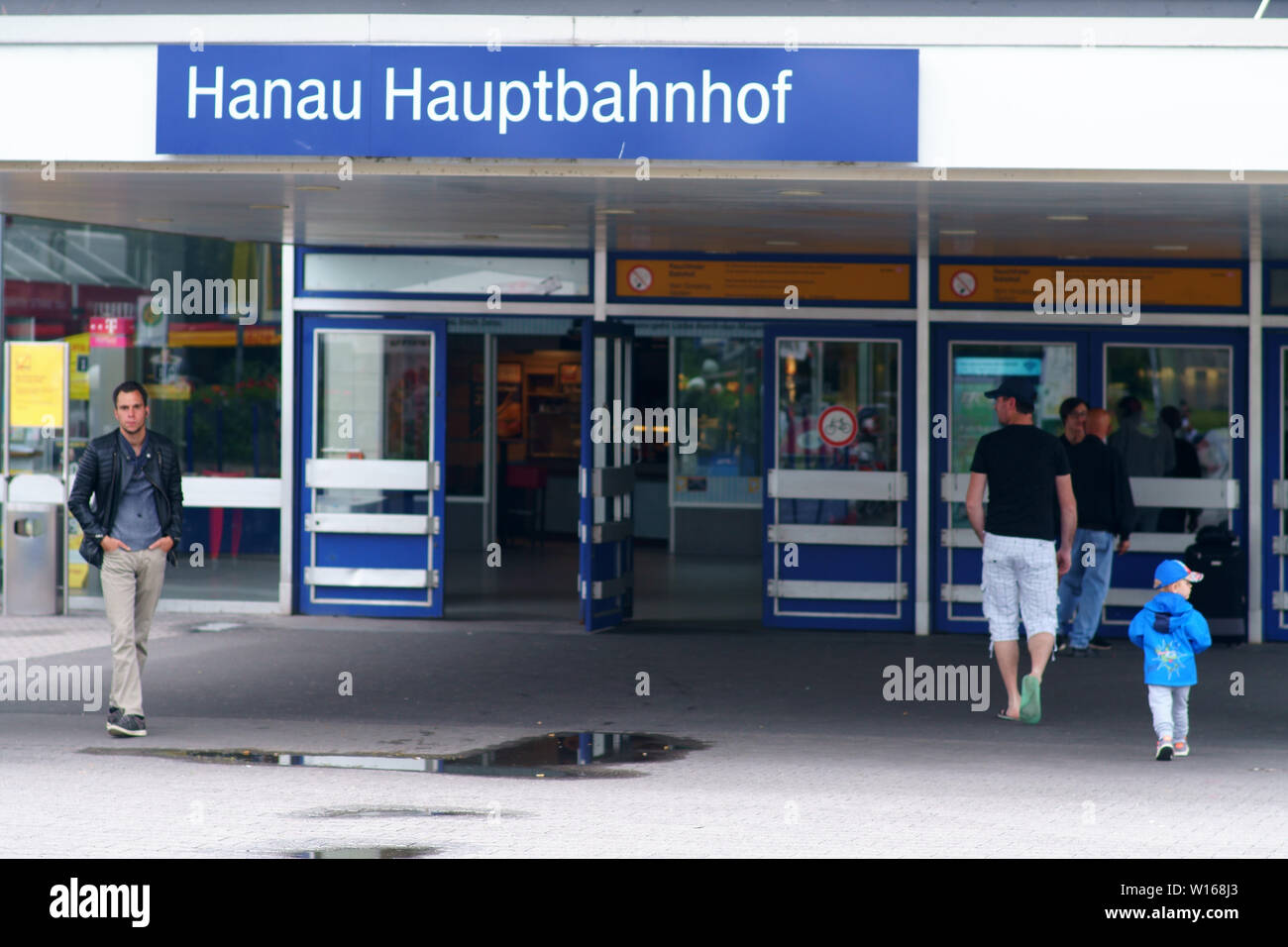 Hanau, Allemagne - 16 juin 2019 : les piétons et les voyageurs et quittez la gare principale le 16 juin 2019 à Hanau. Banque D'Images