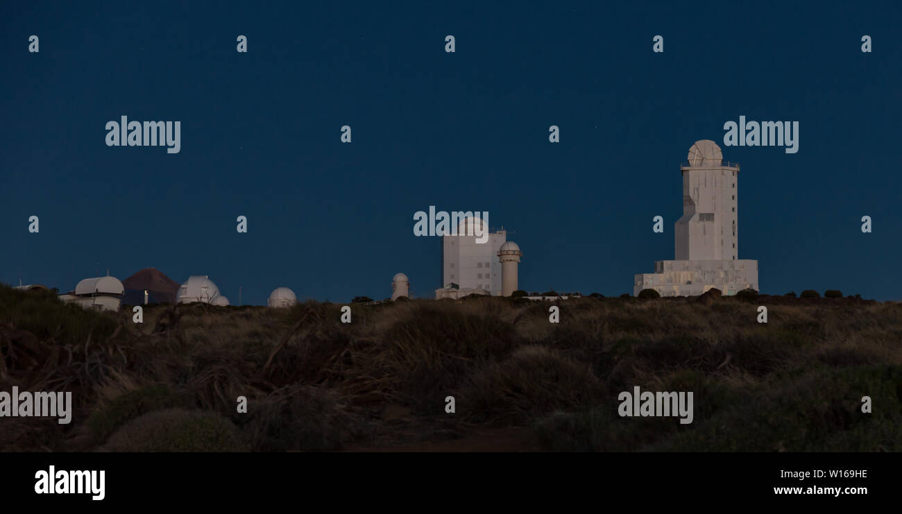 Observatoire International dans le Parc National du Teide. Sur le volcan Teide. backgriund Très tôt le matin, avant le lever du soleil. Technologie science concept. Banque D'Images