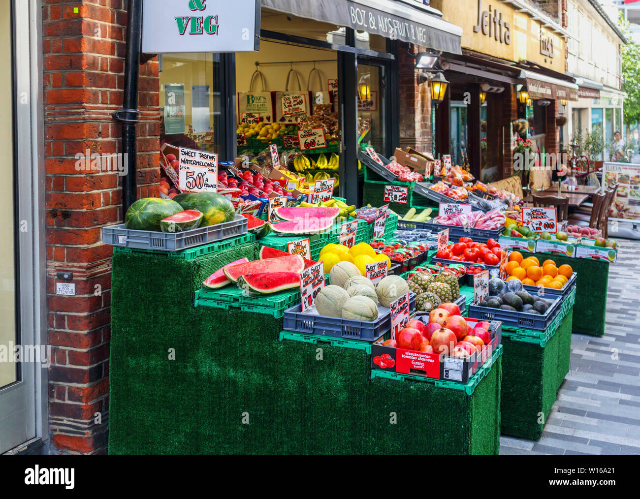 Les couleurs de l'image de fruits et légumes en dehors de Boz, un traditionnel vieux jardiniers dans le centre-ville de Woking, Surrey, au sud-est de l'Angleterre Banque D'Images