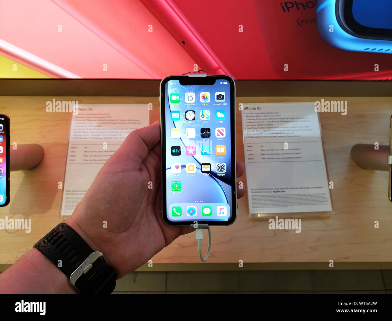 Montréal, Canada - 20 juin 2019 : Apple iPhone XR dans une main au Apple  Store. Apple Inc. est une multinationale américaine dont le siège se trouve  la technologie i Photo Stock - Alamy