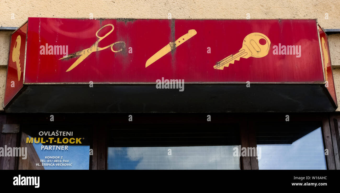 Panneau avant d'un vieux matériel et des clés, kinfe, magasin de ciseaux. Zagreb, Croatie, Europe, UE. Banque D'Images