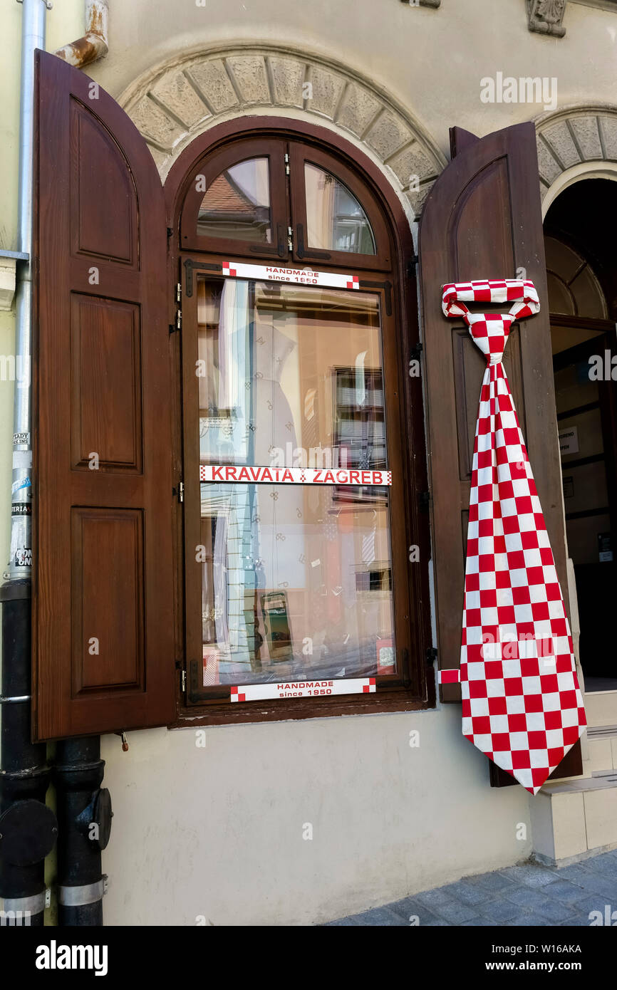 Une grande cravate rouge et blanche est placée devant une fenêtre de magasin de cravate. Magasin à l'avant. Zagreb, Croatie, Europe, UE. Banque D'Images