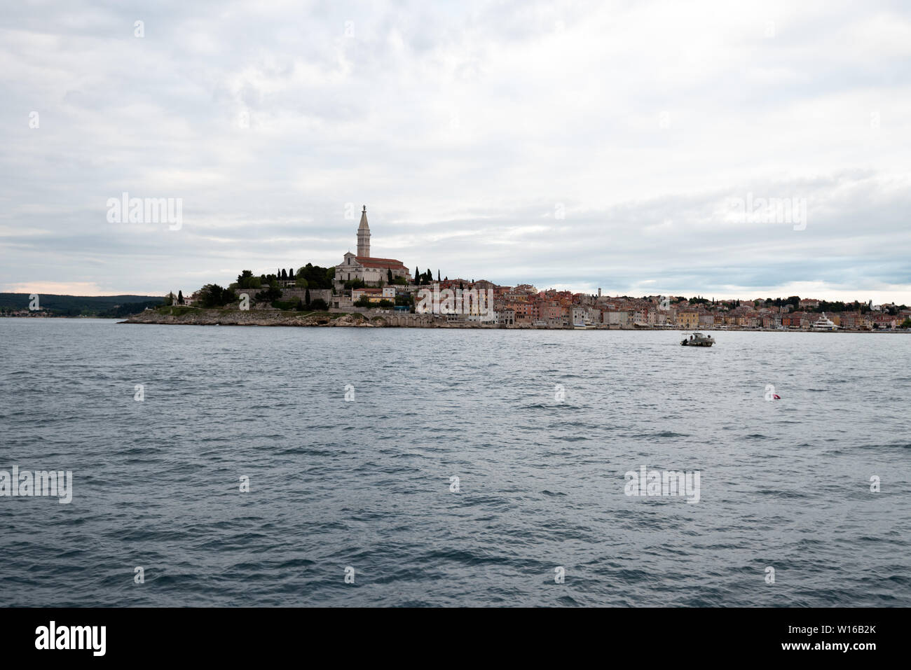 Rovinj, Croatie. vue depuis le bateau, péninsule d'Istrie, la Croatie, l'Europe. Banque D'Images