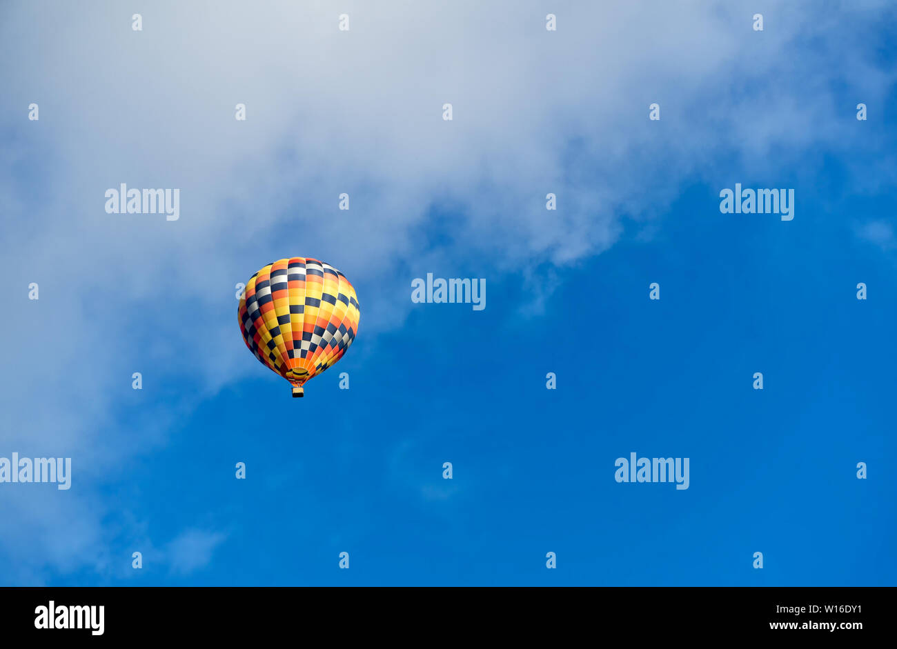 Hot air ballon coloré plus de ciel bleu avec des nuages blancs. Un voyage en ballon. Banque D'Images