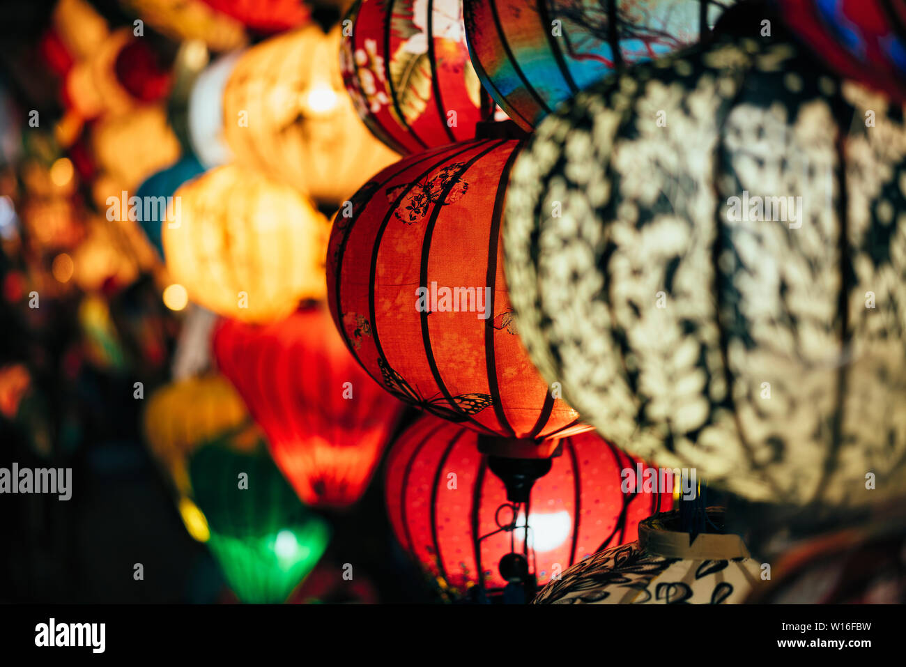 Lanternes colorées à la main à la rue du marché de l'ancienne ville de Hoi An, classé au Patrimoine Mondial de l'UNESCO au Vietnam, vue rapprochée. Banque D'Images