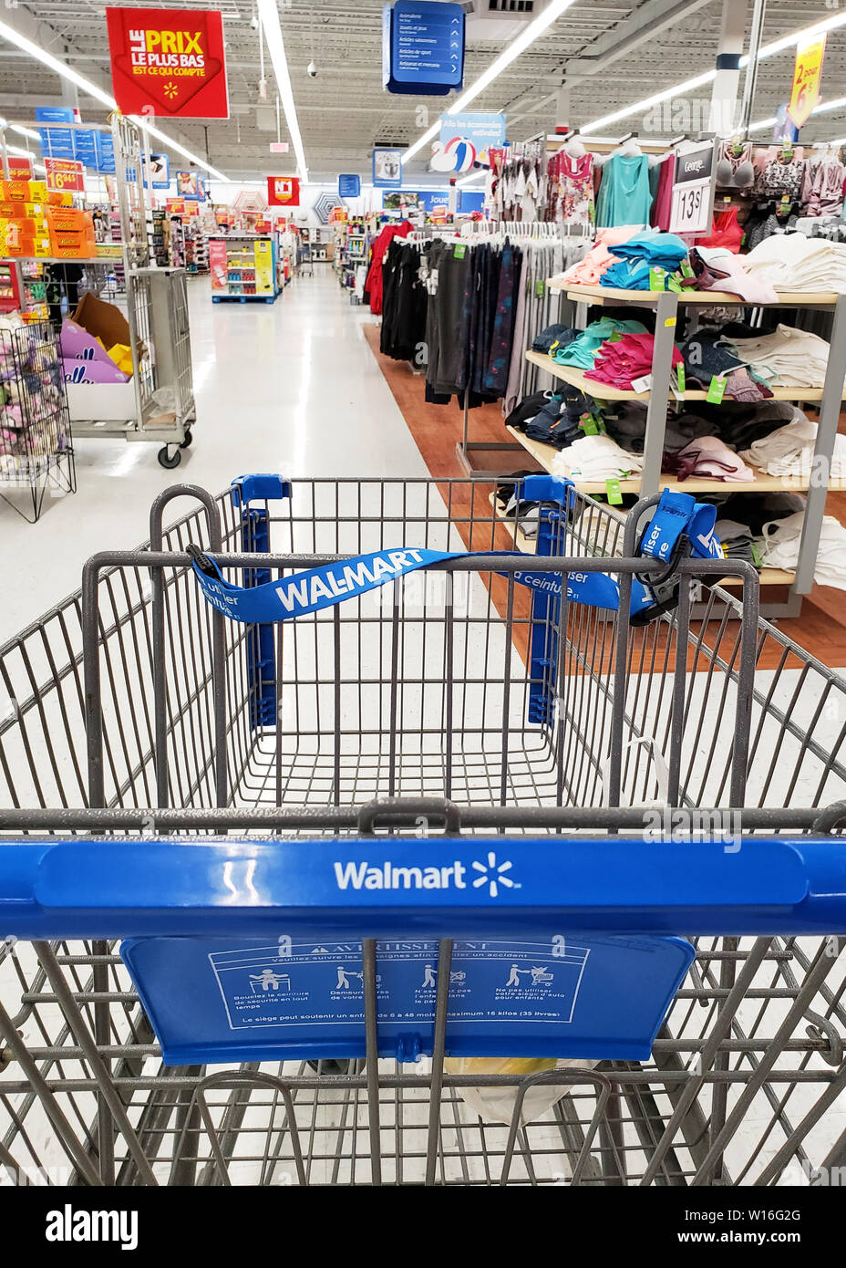 Montréal, Canada - 30 avril 2019 : Walmart marque vide panier en magasin Walmart. Walmart est une société de vente au détail qui exploite un cha Banque D'Images