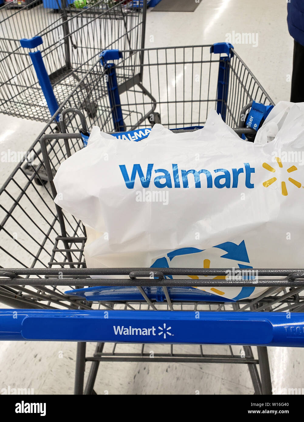 Montréal, Canada - 30 avril 2019 : Walmart marque panier et sac dans magasin Walmart. Walmart est une société de vente au détail qui exploite un c Banque D'Images