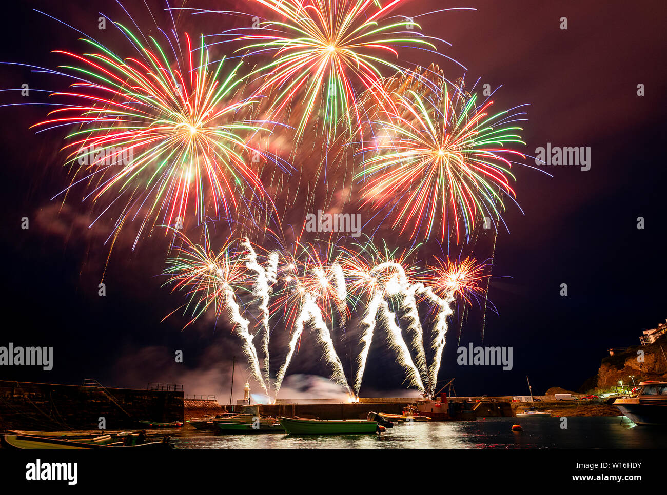 Mevagissey Feastival s'éteint avec une spectaculaire explosion. Le Festival annuel chaque année, l'événement se termine par un magnifique feu d'artifice sur le port Banque D'Images