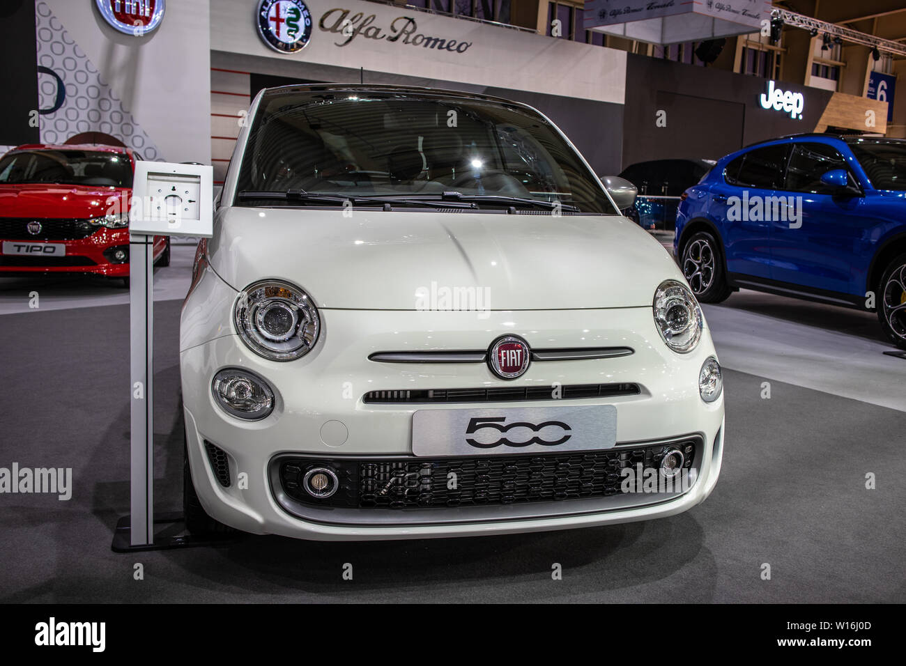 Poznan, Pologne, mars 2019 Fiat 500 blanc métallisé à Poznan International Motor Show, fabriqués et commercialisés par Fiat Banque D'Images