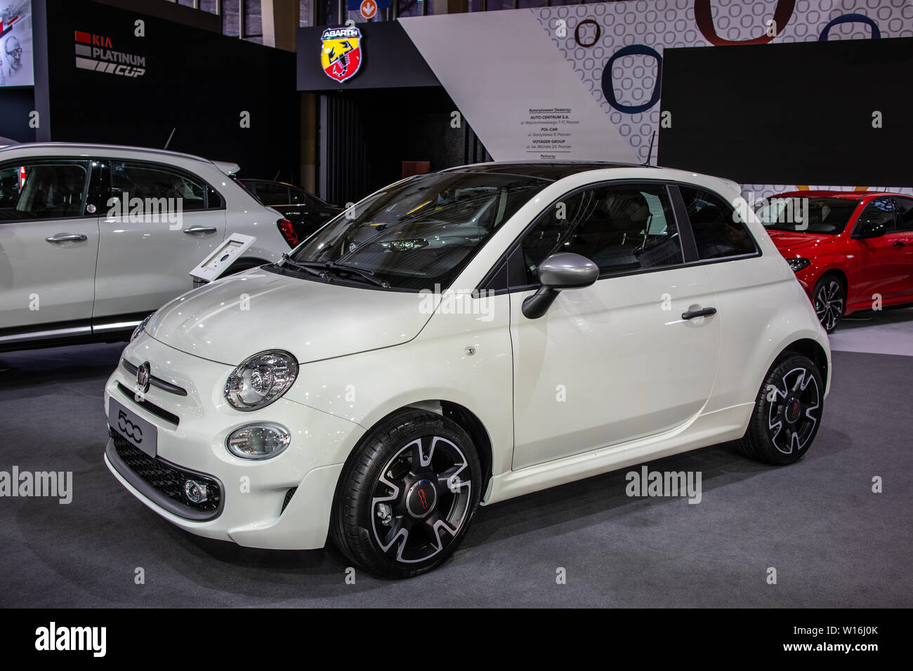 Poznan, Pologne, mars 2019 Fiat 500 blanc métallisé à Poznan International Motor Show, fabriqués et commercialisés par Fiat Banque D'Images