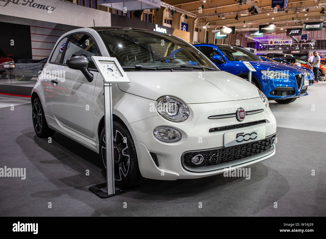 Poznan, Pologne, mars 2019 Fiat 500 blanc métallisé à Poznan International Motor Show, fabriqués et commercialisés par Fiat Banque D'Images