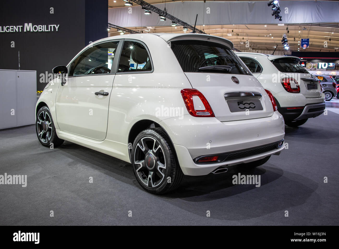 Poznan, Pologne, mars 2019 Fiat 500 blanc métallisé à Poznan International Motor Show, fabriqués et commercialisés par Fiat Banque D'Images