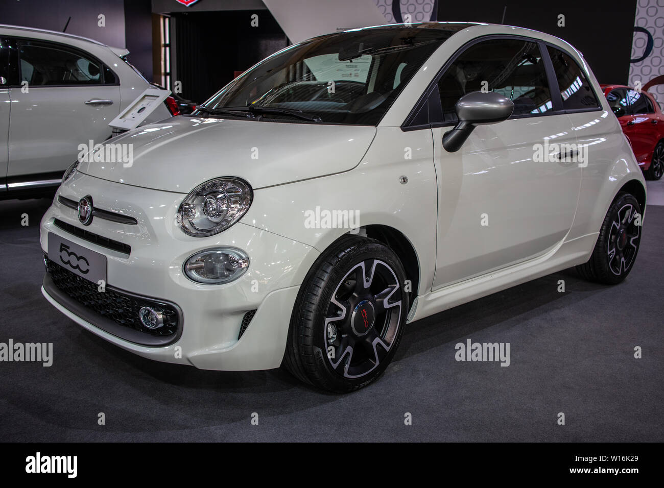 Poznan, Pologne, mars 2019 Fiat 500 blanc métallisé à Poznan International Motor Show, fabriqués et commercialisés par Fiat Banque D'Images