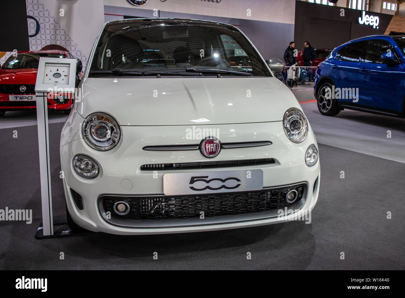 Poznan, Pologne, mars 2019 Fiat 500 blanc métallisé à Poznan International Motor Show, fabriqués et commercialisés par Fiat Banque D'Images