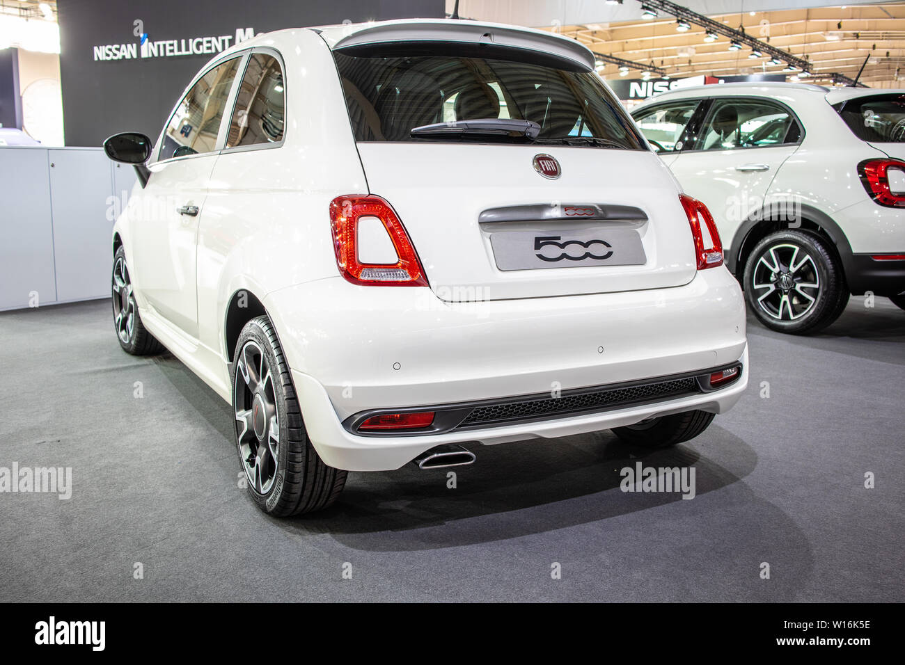 Poznan, Pologne, mars 2019 Fiat 500 blanc métallisé à Poznan International Motor Show, fabriqués et commercialisés par Fiat Banque D'Images