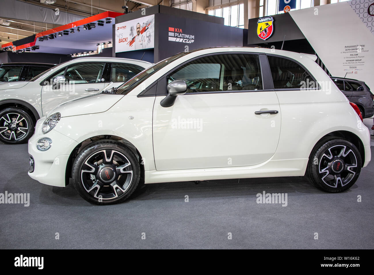 Poznan, Pologne, mars 2019 Fiat 500 blanc métallisé à Poznan International Motor Show, fabriqués et commercialisés par Fiat Banque D'Images