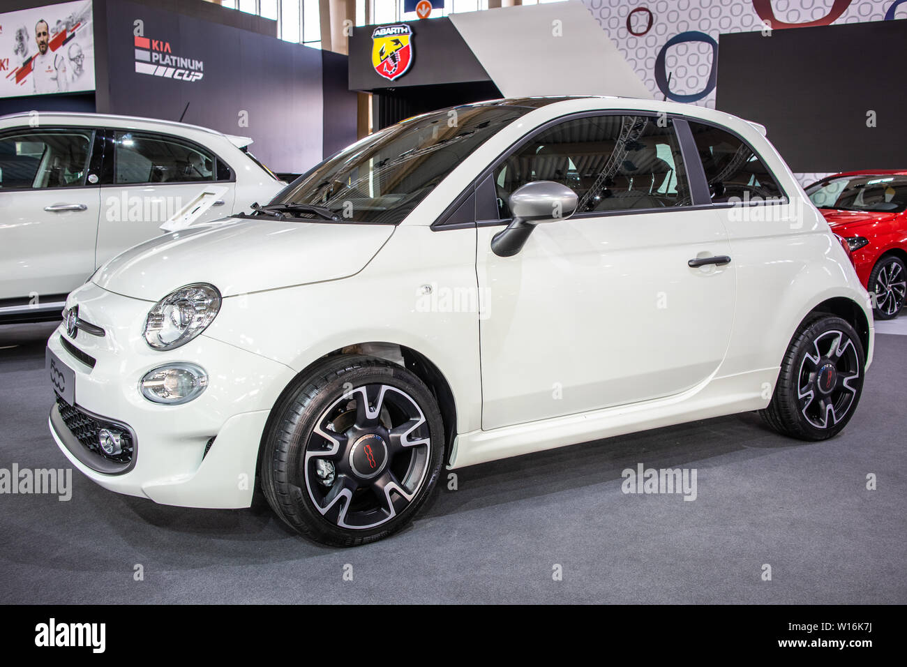 Poznan, Pologne, mars 2019 Fiat 500 blanc métallisé à Poznan International Motor Show, fabriqués et commercialisés par Fiat Banque D'Images