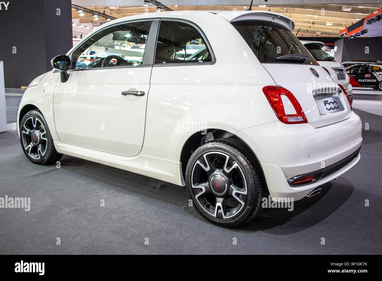 Poznan, Pologne, mars 2019 Fiat 500 blanc métallisé à Poznan International Motor Show, fabriqués et commercialisés par Fiat Banque D'Images