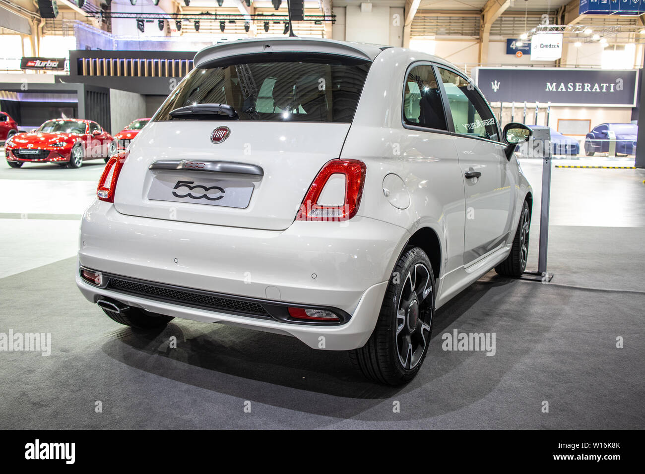 Poznan, Pologne, mars 2019 Fiat 500 blanc métallisé à Poznan International Motor Show, fabriqués et commercialisés par Fiat Banque D'Images