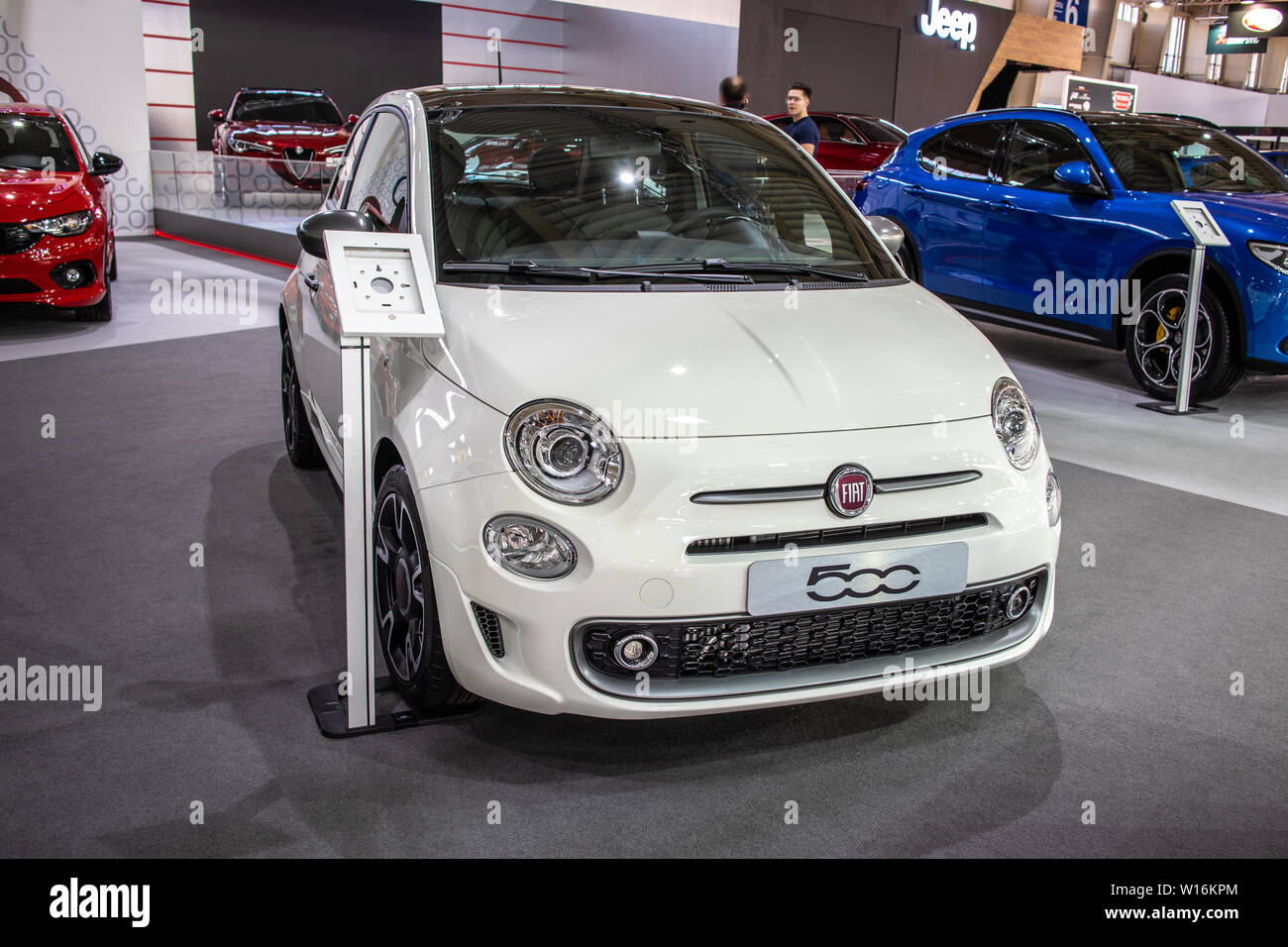 Poznan, Pologne, mars 2019 Fiat 500 blanc métallisé à Poznan International Motor Show, fabriqués et commercialisés par Fiat Banque D'Images