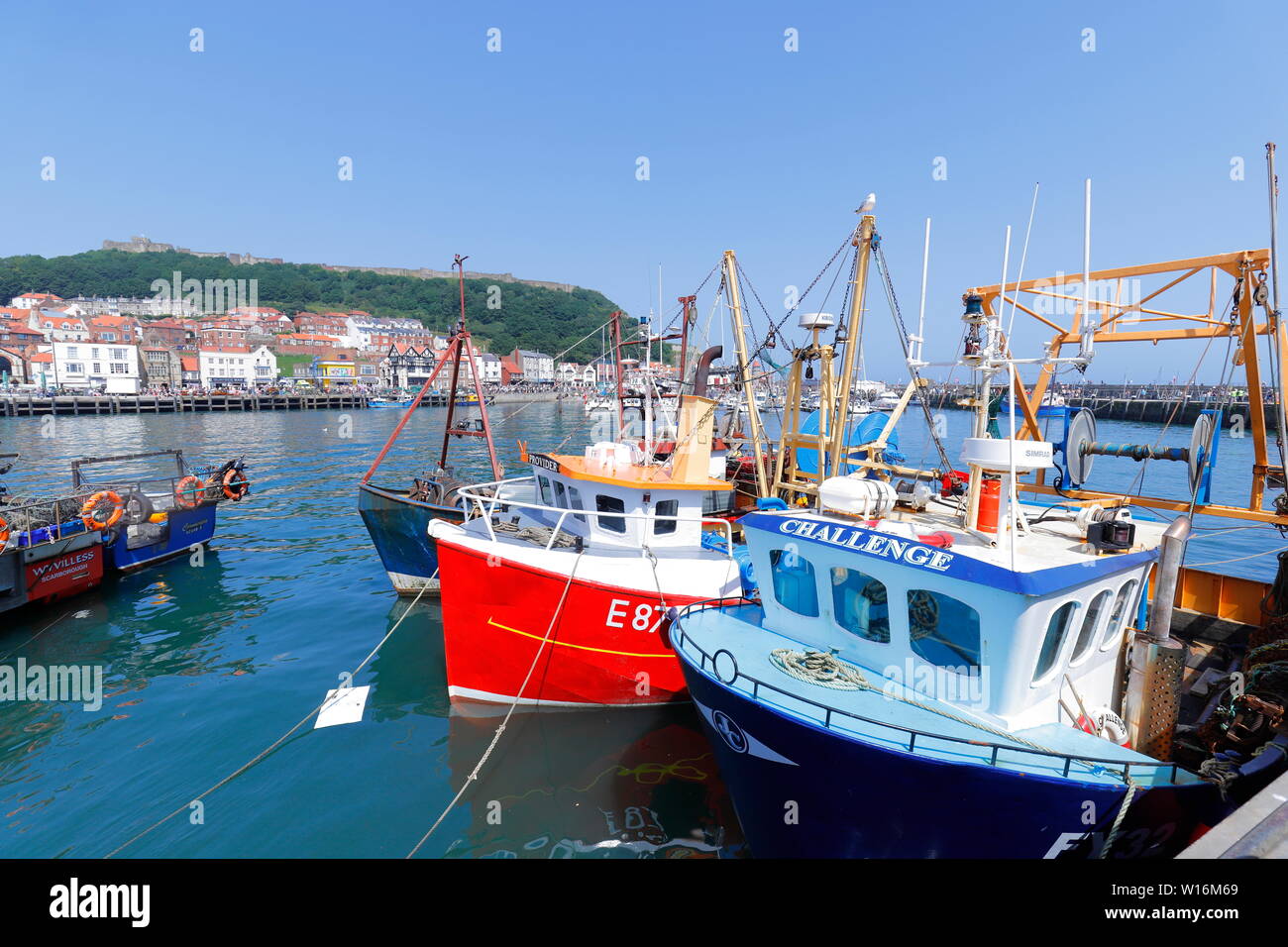 Bateaux de pêche dans le port de Scarborough, North Yorkshire UK. Banque D'Images