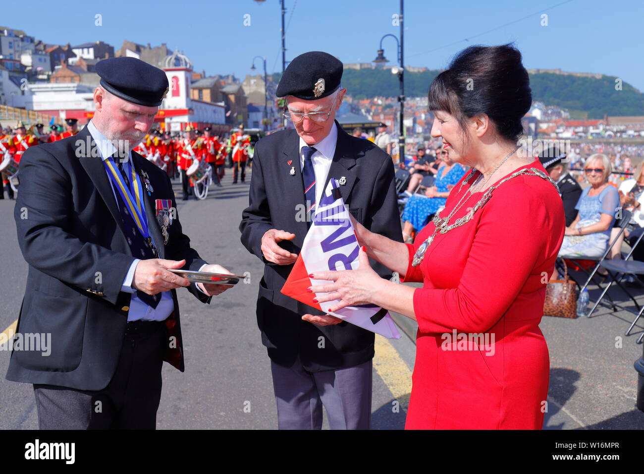 Vice-maire de Scarborough Roberta Swiers répond aux anciens combattants de guerre à Scaroborugh 2019 Journée des Forces armées Banque D'Images