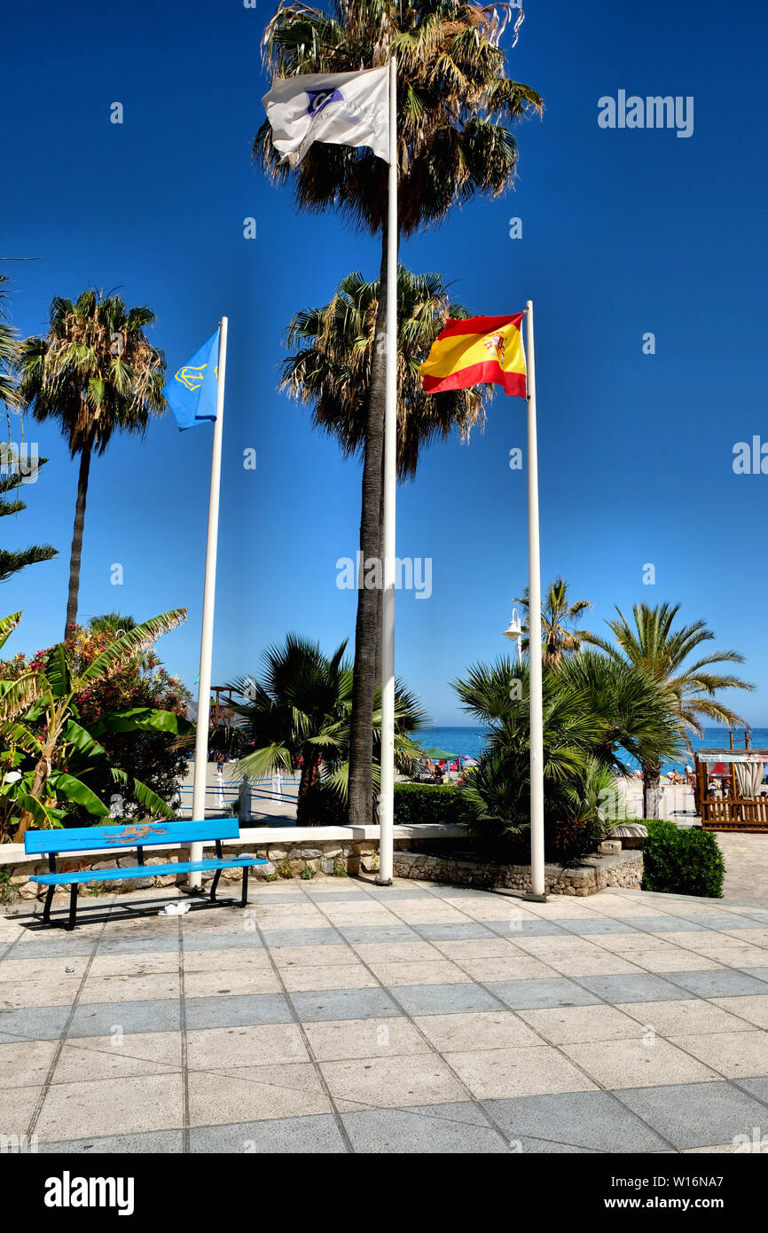 Les drapeaux à Playa de Burriana : Bandera Q, l'espagnol et Nerja drapeau ; q'un drapeau est décerné par l'Instituto para la Calidad Turística, Nerja, Espagne. Banque D'Images