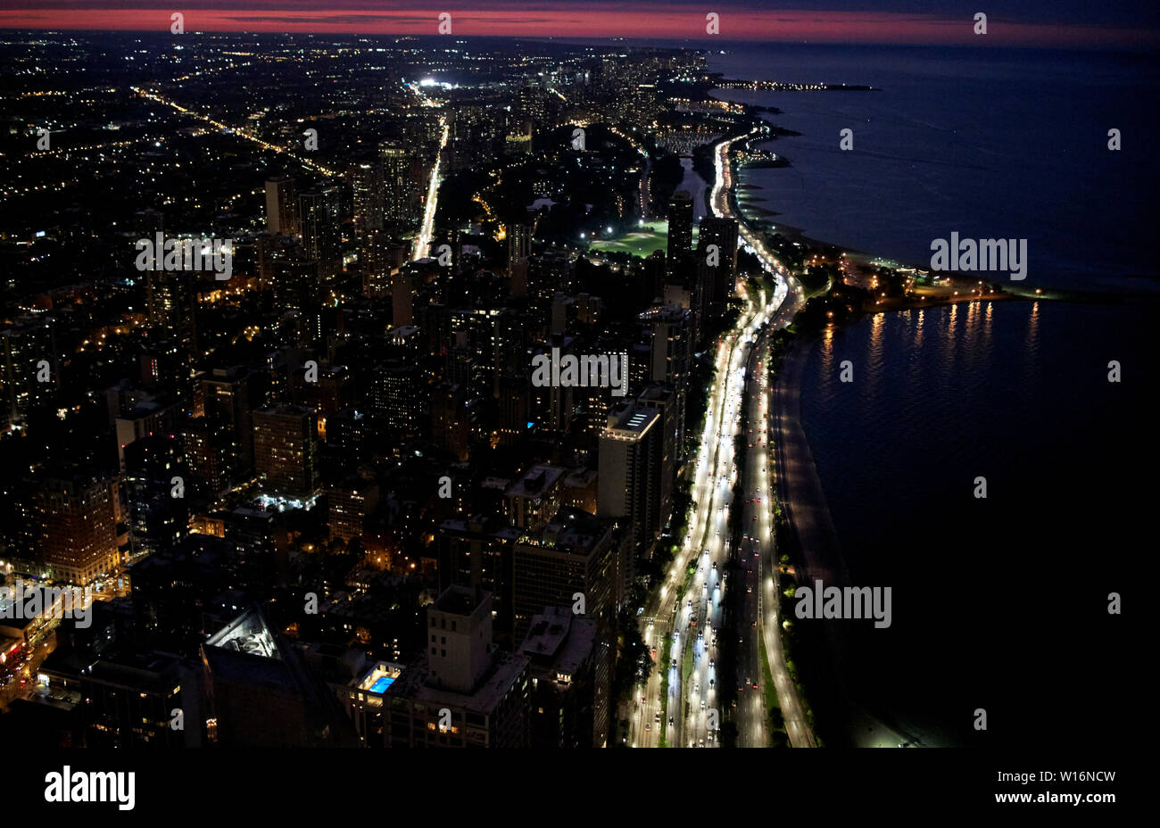 Vue depuis la terrasse d'observation 360 chicago le John Hancock building le long de la rive nord de Chicago et le lac Michigan Chicago IL États-unis Banque D'Images