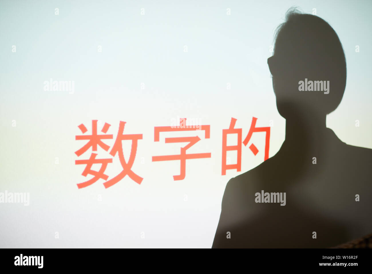 Dame montrant présentation en chinois, silhouette de femme sur l'écran de projection, copy space Banque D'Images