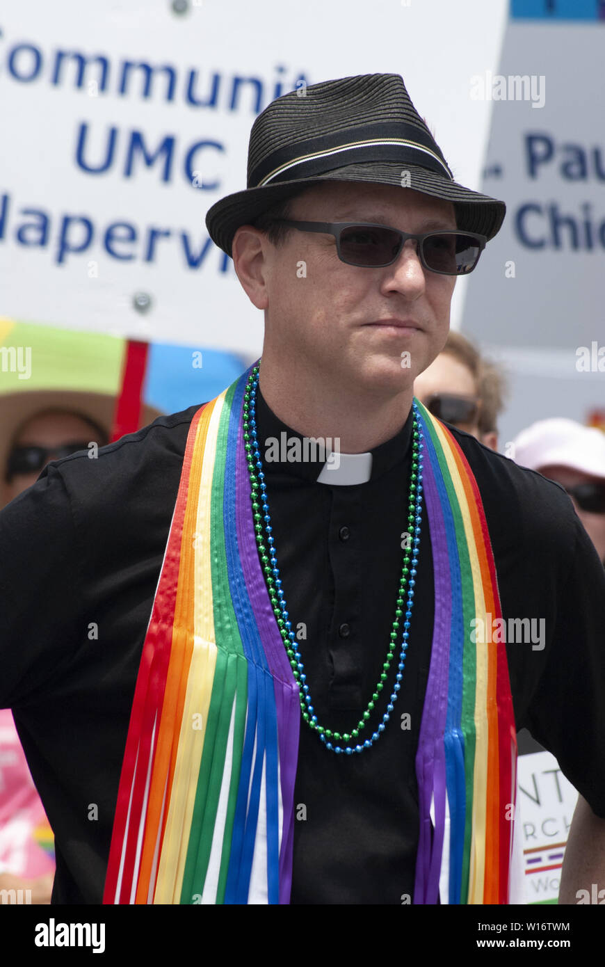 Chicago, Illinois, USA. 30 Juin, 2019. Les rues bordées de milliers de Chicago's côté nord pour observer les couleurs Gay Pride Parade le 30 juin 2019. Les hommes politiques, les entreprises et les organismes sans but lucratif et professionnels particuliers ont marché, roulé et dansé down North Broadway Street. Drapeaux arc-en-ciel volaient partout. C'est Chicago's answer Mardi Gras. Credit : Karen I. Hirsch/ZUMA/Alamy Fil Live News Banque D'Images