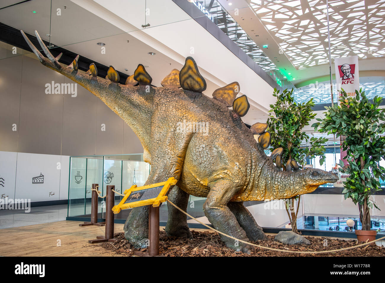 Lodz, Pologne, mai 2019 Stégosaure dino, centre de divertissement shopping mall, SUKCESJA thyreophoran, dinosaure herbivore éteint Stegosauridae Banque D'Images