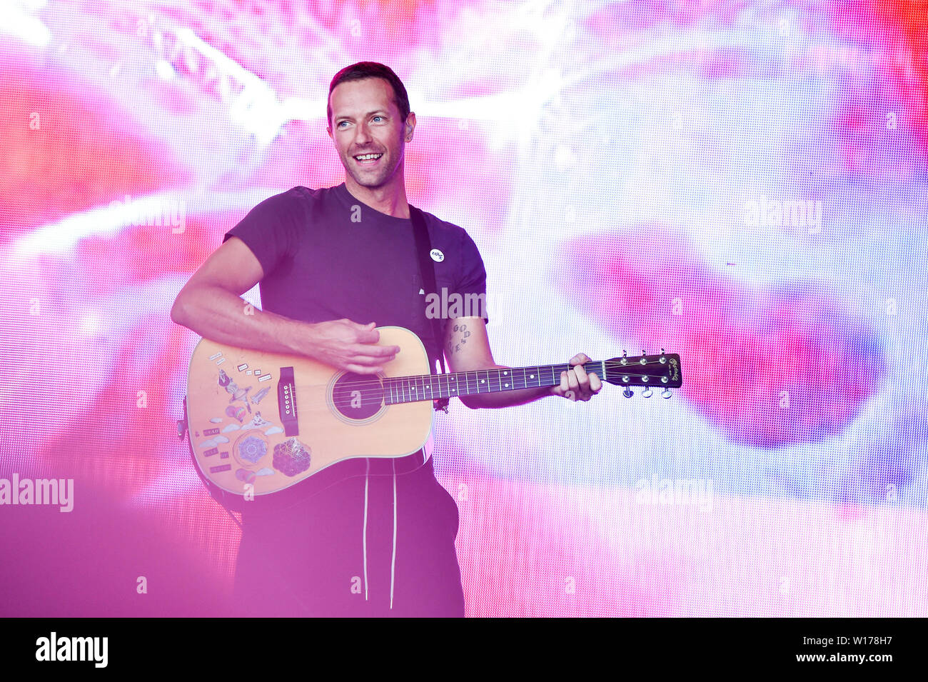 Glastonbury, Somerset, UK, Pilton. 30 juin 2019. Chris Martin effectue en tant qu'invité spécial lors de la performance de Kylie Minogue sur la Pyramide étape à Glastonbury Festival le 30 juin 2019. Photo par Tabatha Fireman / perspective féminine Crédit : perspective féminine/Alamy Live News Banque D'Images