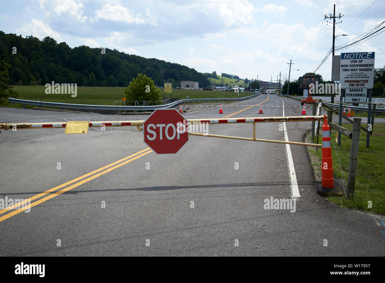 Barrière de sécurité à l'entrée du complexe Y-12 dans l'ancienne ville de secret Oak Ridge Tennessee USA Banque D'Images