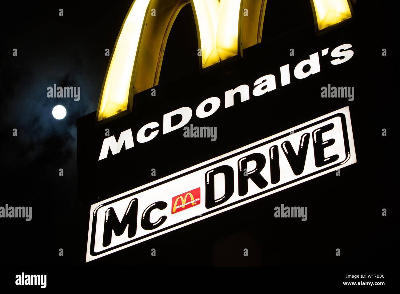 Lodz, Pologne, Jan 2018 McDonald's jaune signe, nuit, les nuages, la lune en arrière-plan, McDonald's restaurant fast-food chain logo, bannière McDrive Banque D'Images