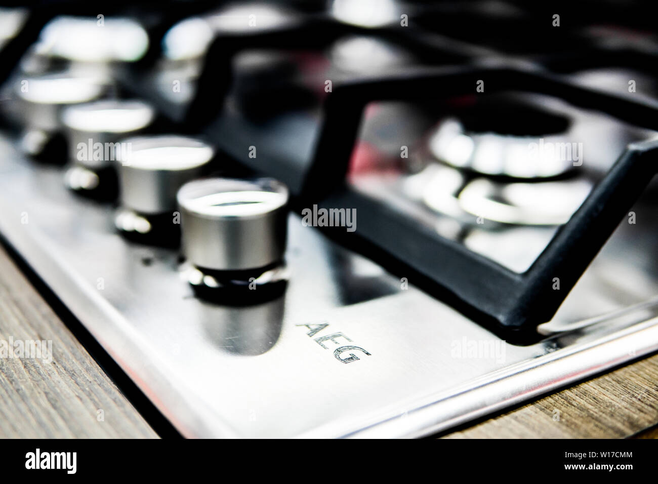 Lodz, Pologne, le 6 juillet 2018 à l'intérieur de Saturne, AEG magasin électronique de cuisson à gaz sur l'affichage pour la vente, logo, nom de marque AEG, arrière-plan flou Banque D'Images