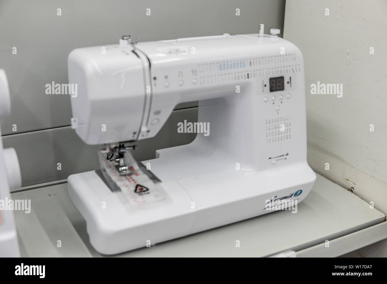 Lodz, Pologne, 9 juillet 2018 dans la boutique électronique Saturn, machine à coudre Lucznik en vente Banque D'Images
