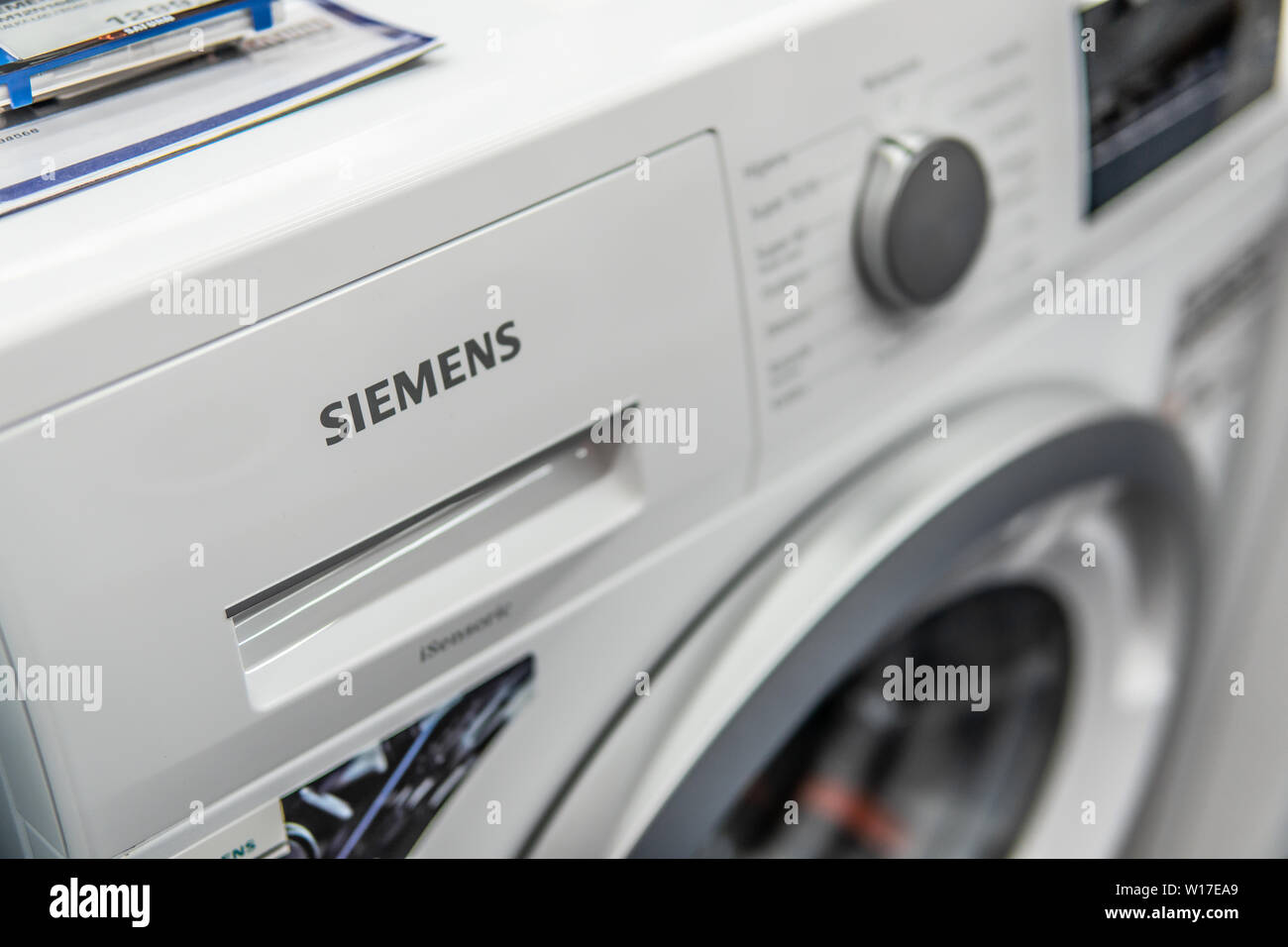 Lodz, Pologne, en juillet 2018 à l'intérieur de Saturne magasin électronique, d''une machine à laver sèche-linge Siemens sur l'affichage, produit par BSH Home Appliances Banque D'Images