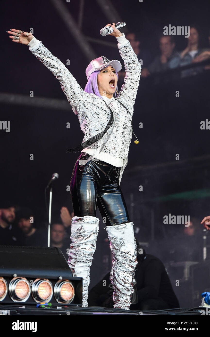 Glastonbury, Somerset, UK, Pilton. 30 juin 2019. Miley Cyrus joue sur la scène de la pyramide à Glastonbury Festival le 30 juin 2019. Photo par Tabatha Fireman / perspective féminine Crédit : perspective féminine/Alamy Live News Banque D'Images