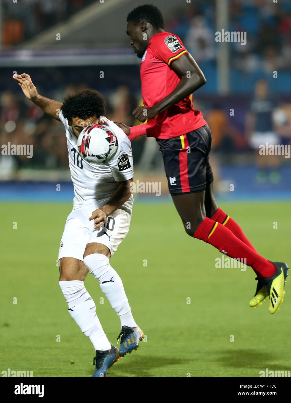 Le Caire, Égypte. 30 Juin, 2019. Mohamed Salah Mahrous Ghaly (L) de l'Égypte est en concurrence au cours de la coupe d'Afrique des Nations 2019 group un match entre l'Egypte et l'Ouganda au Caire, Égypte, le 30 juin 2019. L'Egypte a gagné 2-0. Credit : Ahmed Gomaa/Xinhua/Alamy Live News Banque D'Images