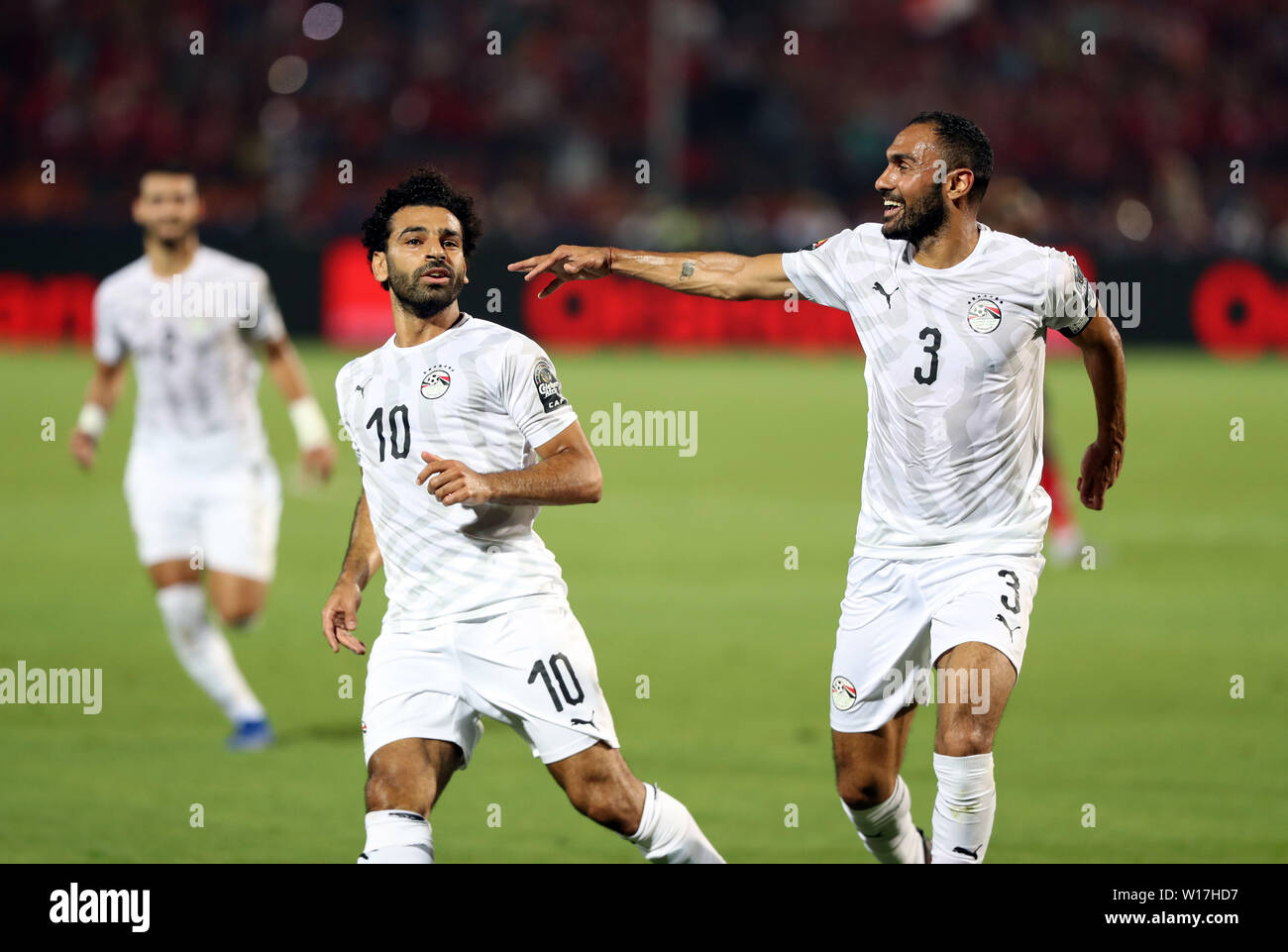 Le Caire, Égypte. 30 Juin, 2019. Mohamed Salah Mahrous Ghaly (L) de l'Égypte célèbre son but lors de la coupe d'Afrique des Nations 2019 group un match entre l'Egypte et l'Ouganda au Caire, Égypte, le 30 juin 2019. L'Egypte a gagné 2-0. Credit : Ahmed Gomaa/Xinhua/Alamy Live News Banque D'Images
