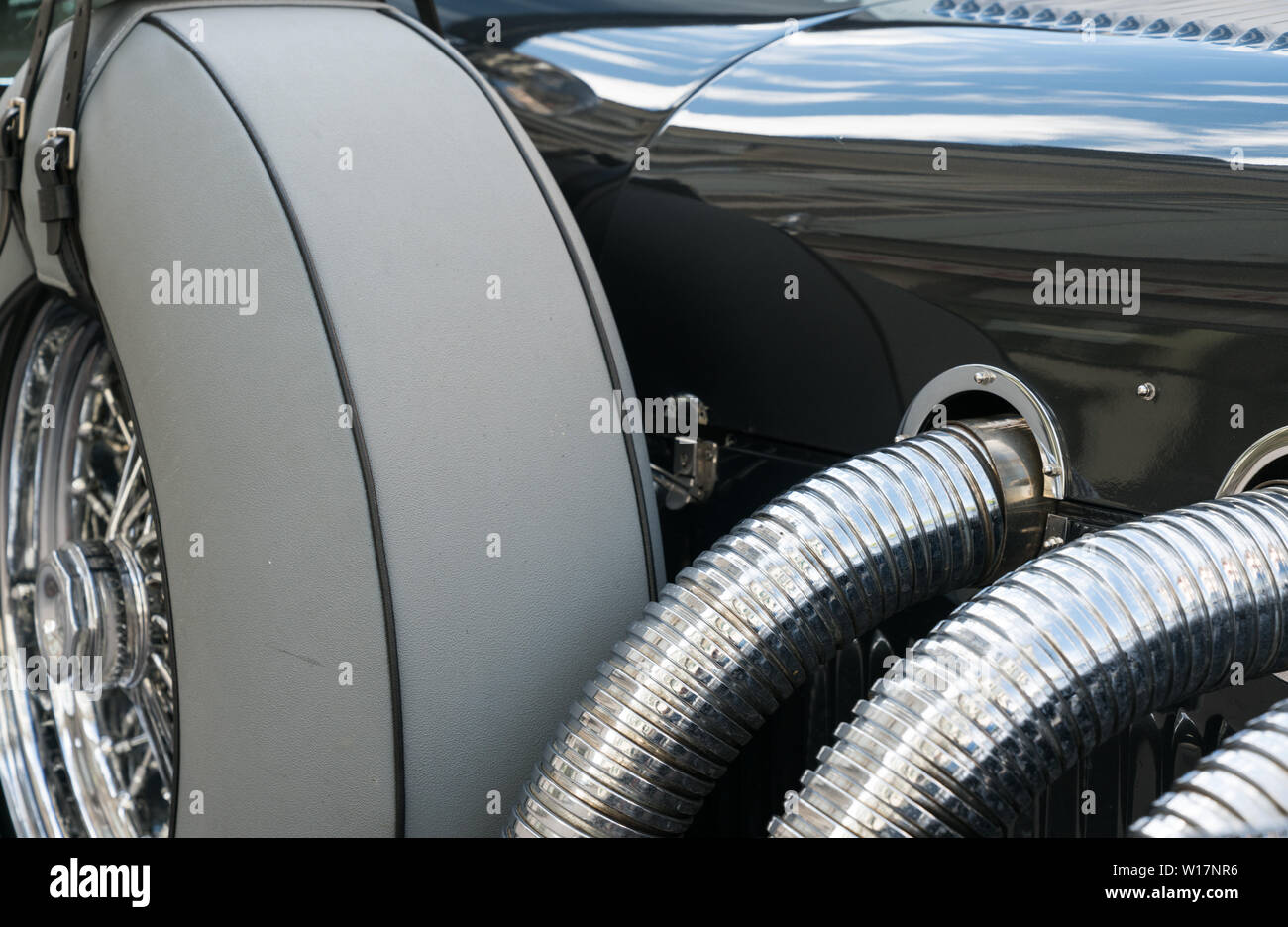 Bad Ragaz, SG / Suisse - 23 juin 2019 : hood et les soupapes d'échappement et la roue de secours d'une voiture à l'Excalibur classique d'Heidi Classic Car Rencontrez Banque D'Images