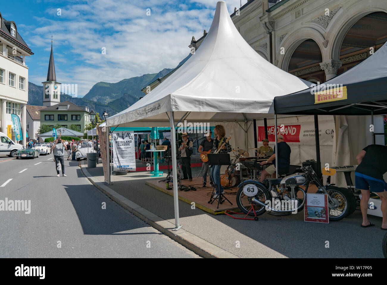 Bad Ragaz, SG / Suisse - 23 juin 2019 : les personnes bénéficiant de l'Heidi Salon de voitures et de divertissement avec rock band à l'Heidi Classic Banque D'Images