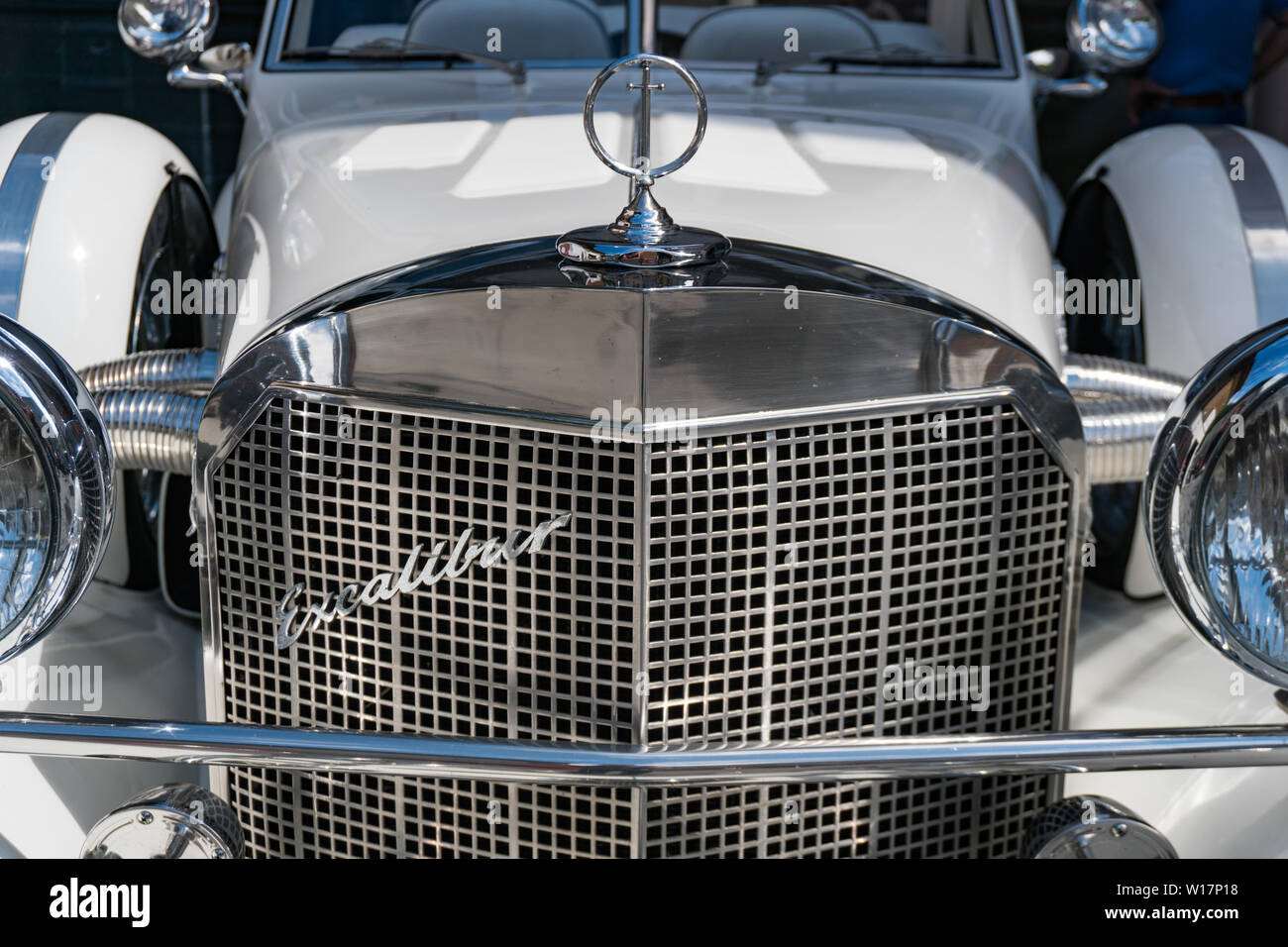 Bad Ragaz, SG / Suisse - 23 juin 2019 : radiotor et les phares d'un blanc classique Excalibur voiture sport décapotable à l'Heidi Classic Car Banque D'Images