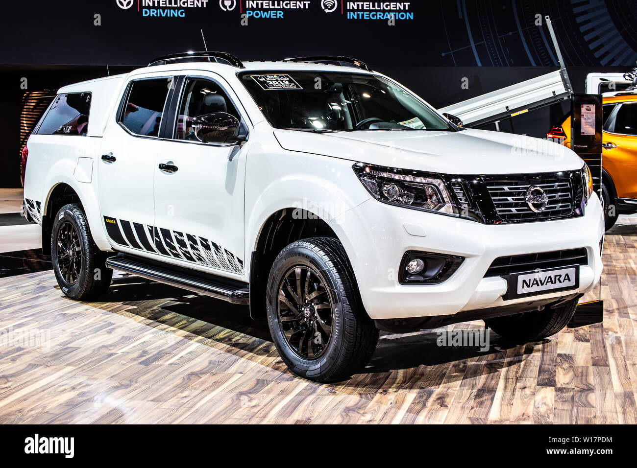 Bruxelles, Belgique, Jan 2019 : blanc Nissan Navara camionnette, de l'Automobile de Bruxelles, 3e gen, NP300 D23 Navara, produit par Nissan japonais Banque D'Images