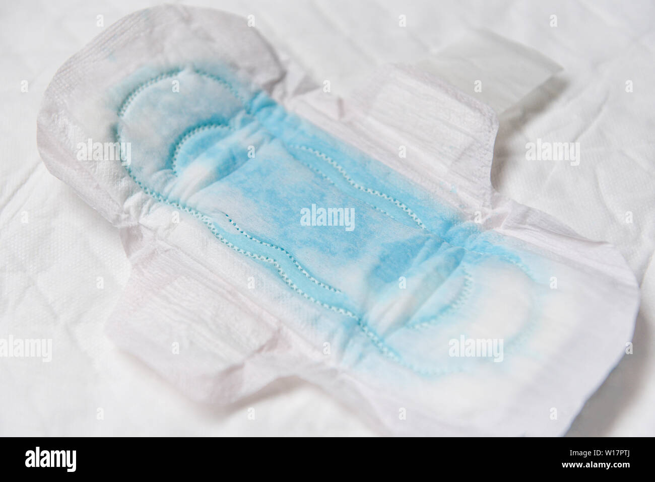 Serviette hygiénique ou tampon sanitaire féminin avec l'analyse de l'eau  bleu pour absorber de l'eau / moyens de l'hygiène féminine période femmes  Feuilles absorbantes pour produits Photo Stock - Alamy