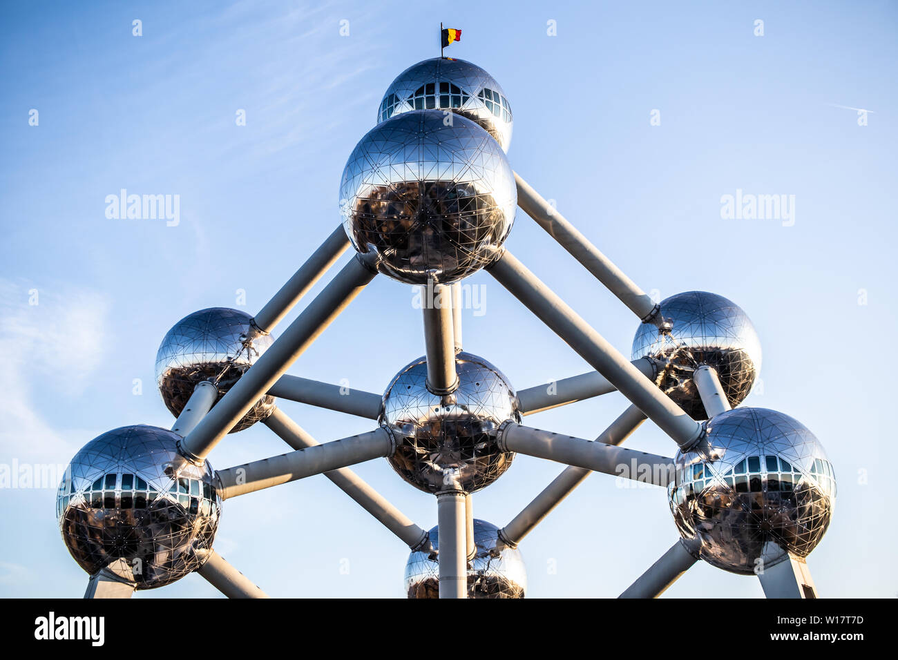 Bruxelles, Belgique, Jan 2019 Atomium, hiver ciel bleu nuages, Atomium représente neuf atomes de fer en forme de cubiques centrés cellule de cristal de fer Banque D'Images